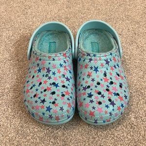 Star Print Girls Fuzzy Crocs - Size Junior 1